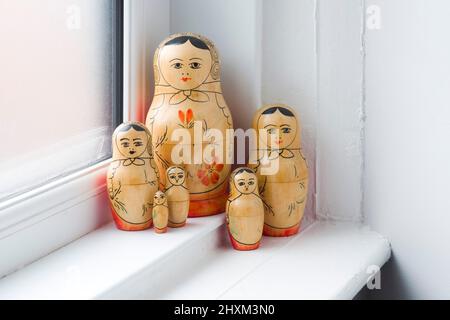 Die Familie der russischen Puppen in der Gruppe auf der Fensterbank Stockfoto