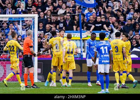 GENK, BELGIEN - 13. MÄRZ: Daichi Hayashi von Sint-Truidense VV feiert das erste Tor seiner Seite mit Dimitri Lavalee von Sint-Truidense VV, Taichi Hara von Sint-Truidense VV und Mory Konate von Sint-Truidense VV während des Jupiler Pro League-Spiels zwischen KRC Genk und Sint-Truidense VV in der Cegeka Arena am 13. März 2022 in Genk, Belgien (Foto: Jeroen Meuwsen/Orange Picts) Stockfoto