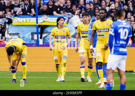 GENK, BELGIEN - 13. MÄRZ: Daichi Hayashi von Sint-Truidense VV feiert nach dem ersten Tor seiner Mannschaft beim Jupiler Pro League-Spiel zwischen KRC Genk und Sint-Truidense VV am 13. März 2022 in der Cegeka Arena in Genk, Belgien (Foto: Jeroen Meuwsen/Orange Picts) Stockfoto