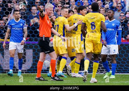 GENK, BELGIEN - 13. MÄRZ: Daichi Hayashi von Sint-Truidense VV feiert das erste Tor seiner Seite mit Dimitri Lavalee von Sint-Truidense VV, Taichi Hara von Sint-Truidense VV und Mory Konate von Sint-Truidense VV während des Jupiler Pro League-Spiels zwischen KRC Genk und Sint-Truidense VV in der Cegeka Arena am 13. März 2022 in Genk, Belgien (Foto: Jeroen Meuwsen/Orange Picts) Stockfoto