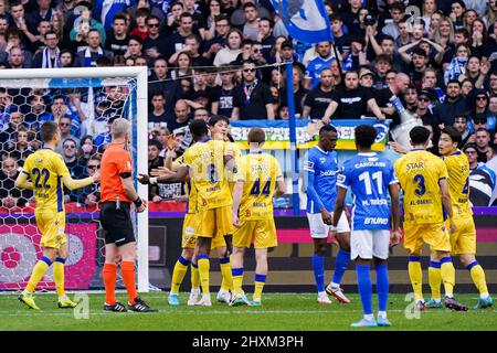 GENK, BELGIEN - 13. MÄRZ: Daichi Hayashi von Sint-Truidense VV feiert das erste Tor seiner Seite mit Dimitri Lavalee von Sint-Truidense VV, Taichi Hara von Sint-Truidense VV und Mory Konate von Sint-Truidense VV während des Jupiler Pro League-Spiels zwischen KRC Genk und Sint-Truidense VV in der Cegeka Arena am 13. März 2022 in Genk, Belgien (Foto: Jeroen Meuwsen/Orange Picts) Stockfoto