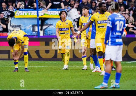 GENK, BELGIEN - 13. MÄRZ: Daichi Hayashi von Sint-Truidense VV feiert nach dem ersten Tor seiner Mannschaft beim Jupiler Pro League-Spiel zwischen KRC Genk und Sint-Truidense VV am 13. März 2022 in der Cegeka Arena in Genk, Belgien (Foto: Jeroen Meuwsen/Orange Picts) Stockfoto