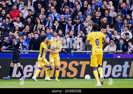 GENK, BELGIEN - 13. MÄRZ: Daichi Hayashi von Sint-Truidense VV feiert nach dem ersten Tor seiner Mannschaft mit Wolke Janssens von Sint-Truidense VV während des Jupiler Pro League-Spiels zwischen KRC Genk und Sint-Truidense VV in der Cegeka Arena am 13. März 2022 in Genk, Belgien (Foto von Jeroen Meuwsen/Orange Picts) Stockfoto