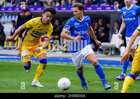 GENK, BELGIEN - 13. MÄRZ: Daichi Hayashi von Sint-Truidense VV kämpft während des Jupiler Pro League-Spiels zwischen KRC Genk und Sint-Truidense VV in der Cegeka Arena am 13. März 2022 in Genk, Belgien um den Ball (Foto: Jeroen Meuwsen/Orange Picles) Stockfoto