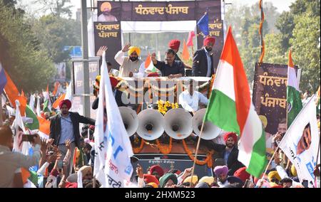 Amritsar, Indien. 13. März 2022. AMRITSAR, INDIEN - 13. MÄRZ: Der nationale Einberufungsvertreter der AAM Aadmi Party (AAP) Arvind Kejriwal mit dem designierten Premierminister von Punjab, Bhagwant Mann, während einer Roadshow, um den Wählern für den Sieg der Partei bei den Wahlen in der Versammlung von Punjab am 13. März 2022 in Amritsar, Indien, zu danken. (Foto: Sameer Sehgal/Hindustan Times/Sipa USA) Quelle: SIPA USA/Alamy Live News Stockfoto