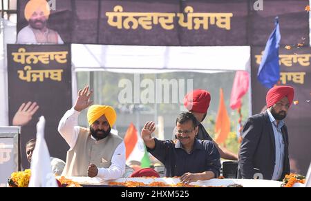 Amritsar, Indien. 13. März 2022. AMRITSAR, INDIEN - 13. MÄRZ: Der nationale Einberufungsvertreter der AAM Aadmi Party (AAP) Arvind Kejriwal mit dem designierten Premierminister von Punjab, Bhagwant Mann, während einer Roadshow, um den Wählern für den Sieg der Partei bei den Wahlen in der Versammlung von Punjab am 13. März 2022 in Amritsar, Indien, zu danken. (Foto: Sameer Sehgal/Hindustan Times/Sipa USA) Quelle: SIPA USA/Alamy Live News Stockfoto