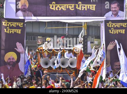 Amritsar, Indien. 13. März 2022. AMRITSAR, INDIEN - 13. MÄRZ: Der nationale Einberufungsvertreter der AAM Aadmi Party (AAP) Arvind Kejriwal mit dem designierten Premierminister von Punjab, Bhagwant Mann, während einer Roadshow, um den Wählern für den Sieg der Partei bei den Wahlen in der Versammlung von Punjab am 13. März 2022 in Amritsar, Indien, zu danken. (Foto: Sameer Sehgal/Hindustan Times/Sipa USA) Quelle: SIPA USA/Alamy Live News Stockfoto