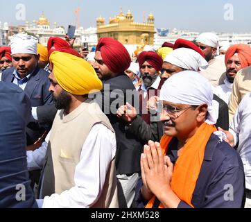 Amritsar, Indien. 13. März 2022. AMRITSAR, INDIEN - 13. MÄRZ: AAM Aadmi Party (AAP) nationaler Einberufler Arvind Kejriwal mit Punjab Chief Minister-designierter Bhagwant Mann zahlen Ehrerbietung am Golden Temple am 13. März 2022 in Amritsar, Indien. (Foto: Sameer Sehgal/Hindustan Times/Sipa USA) Quelle: SIPA USA/Alamy Live News Stockfoto