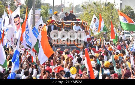 Amritsar, Indien. 13. März 2022. AMRITSAR, INDIEN - 13. MÄRZ: Der nationale Einberufungsvertreter der AAM Aadmi Party (AAP) Arvind Kejriwal mit dem designierten Premierminister von Punjab, Bhagwant Mann, während einer Roadshow, um den Wählern für den Sieg der Partei bei den Wahlen in der Versammlung von Punjab am 13. März 2022 in Amritsar, Indien, zu danken. (Foto: Sameer Sehgal/Hindustan Times/Sipa USA) Quelle: SIPA USA/Alamy Live News Stockfoto