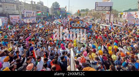 Amritsar, Indien. 13. März 2022. AMRITSAR, INDIEN - 13. MÄRZ: Der nationale Einberufungsvertreter der AAM Aadmi Party (AAP) Arvind Kejriwal mit dem designierten Premierminister von Punjab, Bhagwant Mann, während einer Roadshow, um den Wählern für den Sieg der Partei bei den Wahlen in der Versammlung von Punjab am 13. März 2022 in Amritsar, Indien, zu danken. (Foto: Sameer Sehgal/Hindustan Times/Sipa USA) Quelle: SIPA USA/Alamy Live News Stockfoto