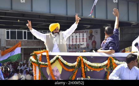 Amritsar, Indien. 13. März 2022. AMRITSAR, INDIEN - 13. MÄRZ: Der nationale Einberufungsvertreter der AAM Aadmi Party (AAP) Arvind Kejriwal mit dem designierten Premierminister von Punjab, Bhagwant Mann, während einer Roadshow, um den Wählern für den Sieg der Partei bei den Wahlen in der Versammlung von Punjab am 13. März 2022 in Amritsar, Indien, zu danken. (Foto: Sameer Sehgal/Hindustan Times/Sipa USA) Quelle: SIPA USA/Alamy Live News Stockfoto