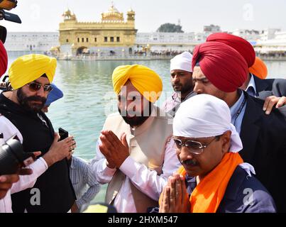 Amritsar, Indien. 13. März 2022. AMRITSAR, INDIEN - 13. MÄRZ: AAM Aadmi Party (AAP) nationaler Einberufler Arvind Kejriwal mit Punjab Chief Minister-designierter Bhagwant Mann zahlen Ehrerbietung am Golden Temple am 13. März 2022 in Amritsar, Indien. (Foto: Sameer Sehgal/Hindustan Times/Sipa USA) Quelle: SIPA USA/Alamy Live News Stockfoto