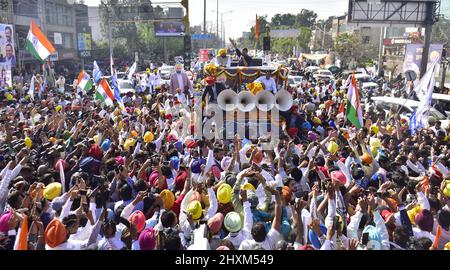 Amritsar, Indien. 13. März 2022. AMRITSAR, INDIEN - 13. MÄRZ: Der nationale Einberufungsvertreter der AAM Aadmi Party (AAP) Arvind Kejriwal mit dem designierten Premierminister von Punjab, Bhagwant Mann, während einer Roadshow, um den Wählern für den Sieg der Partei bei den Wahlen in der Versammlung von Punjab am 13. März 2022 in Amritsar, Indien, zu danken. (Foto: Sameer Sehgal/Hindustan Times/Sipa USA) Quelle: SIPA USA/Alamy Live News Stockfoto