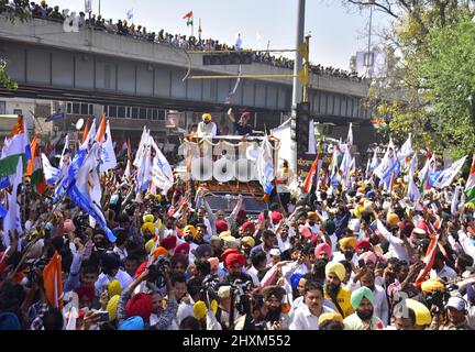 Amritsar, Indien. 13. März 2022. AMRITSAR, INDIEN - 13. MÄRZ: Der nationale Einberufungsvertreter der AAM Aadmi Party (AAP) Arvind Kejriwal mit dem designierten Premierminister von Punjab, Bhagwant Mann, während einer Roadshow, um den Wählern für den Sieg der Partei bei den Wahlen in der Versammlung von Punjab am 13. März 2022 in Amritsar, Indien, zu danken. (Foto: Sameer Sehgal/Hindustan Times/Sipa USA) Quelle: SIPA USA/Alamy Live News Stockfoto