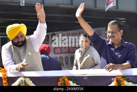 Amritsar, Indien. 13. März 2022. AMRITSAR, INDIEN - 13. MÄRZ: Der nationale Einberufungsvertreter der AAM Aadmi Party (AAP) Arvind Kejriwal mit dem designierten Premierminister von Punjab, Bhagwant Mann, während einer Roadshow, um den Wählern für den Sieg der Partei bei den Wahlen in der Versammlung von Punjab am 13. März 2022 in Amritsar, Indien, zu danken. (Foto: Sameer Sehgal/Hindustan Times/Sipa USA) Quelle: SIPA USA/Alamy Live News Stockfoto