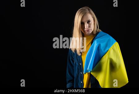 Frau mit ukrainischer Flagge Stockfoto