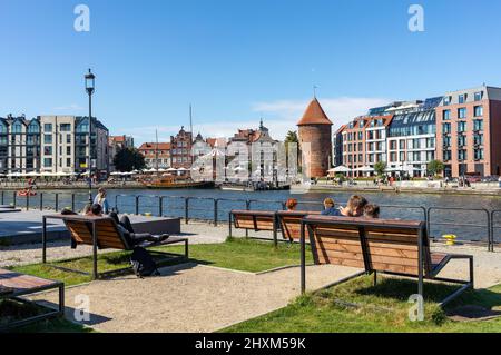Danzig, Polen - 9. September 2020: Die Architektur der alten Gdańsk am Fischmarkt / Targ Rybny/ am Ufer der Motława Stockfoto