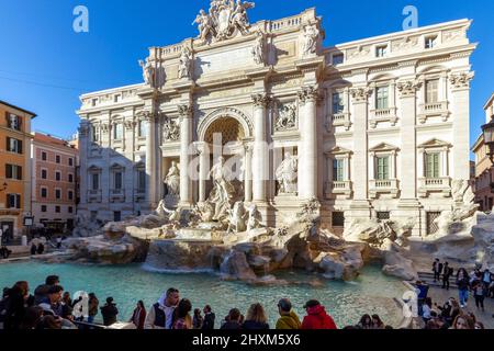 Touristen, die den erstaunlichen Fontana di Trevi besuchen Stockfoto
