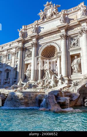 Fontana di Trevi, eines der berühmtesten Wahrzeichen Roms, in Italien, Europa. Stockfoto
