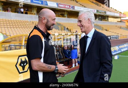 Walter Zenga Cheftrainer von Wolverhampton Wanderers mit Mick McCarthy Cheftrainer von Ipswich Town. Wolverhampton Wanderers gegen Ipswich Town bei Molineux 16/08/2016 - Sky Bet Championship Stockfoto