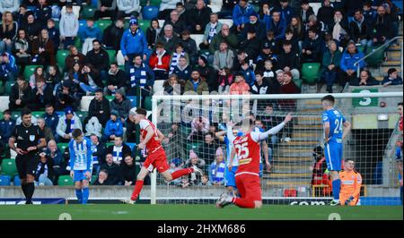 Windsor Park, Belfast, Nordirland, Großbritannien. 13 März 2022. Finale des BetMcLean League Cup – Cliftonville gegen Coleraine. Das heutige Spiel zwischen Cliftonville (rot) und Coleraine ist das erste große Fußballfinale der heimischen Pokalmeisterschaft, das an einem Sonntag in Nordirland ausgetragen wird. Aktion aus dem heutigen Finale. Paul O'Neill (10) schafft es 3-2 nach Cliftonville und feiert. Kredit: CAZIMB/Alamy Live Nachrichten. Stockfoto