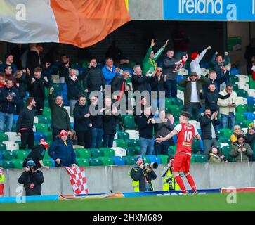 Windsor Park, Belfast, Nordirland, Großbritannien. 13 März 2022. Finale des BetMcLean League Cup – Cliftonville gegen Coleraine. Das heutige Spiel zwischen Cliftonville (rot) und Coleraine ist das erste große Fußballfinale der heimischen Pokalmeisterschaft, das an einem Sonntag in Nordirland ausgetragen wird. Aktion aus dem heutigen Finale. Paul O'Neill (10) schafft es 3-2 nach Cliftonville und feiert. Kredit: CAZIMB/Alamy Live Nachrichten. Stockfoto