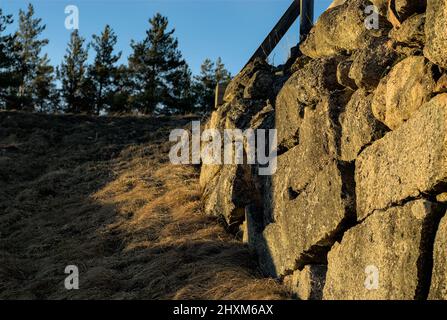 Eine Backsteinmauer, die vom Sonnenlicht beleuchtet wird Stockfoto