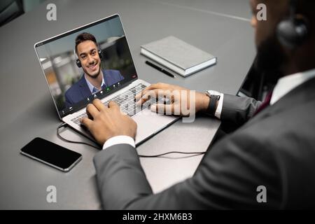 Aus einem schwarzen Unternehmer mit Videoanruf mit einem Geschäftspartner Stockfoto
