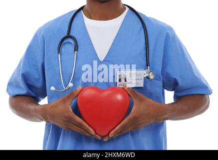 Die Hölle kümmert euch um eure kardiologischen Bedürfnisse. Zugeschnittenes Bild eines afrikanischen Arztes, der eine Herzstütze hält. Stockfoto