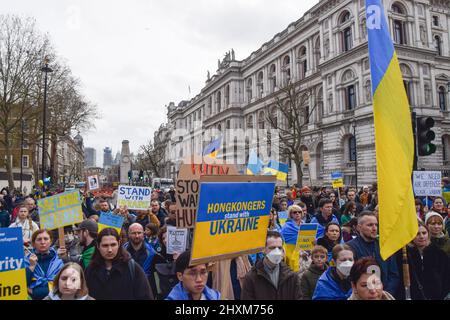 London, England, Großbritannien. 13. März 2022. Tausende von Menschen versammelten sich vor der Downing Street zum 19.-tägigen Protesttag zur Unterstützung der Ukraine, während Russland seinen Angriff fortsetzt. (Bild: © Vuk Valcic/ZUMA Press Wire) Stockfoto