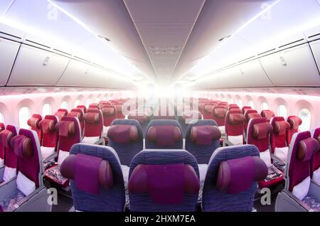 Beifahrersitz, Innenraum des Flugzeugs mit Passagieren auf Sitzen Stockfoto