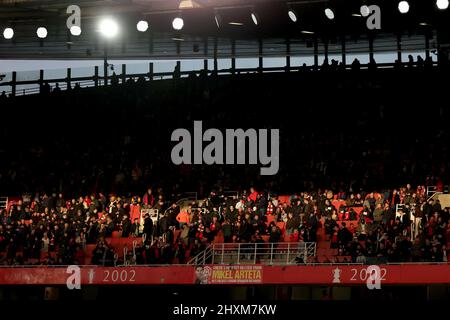 13.. März 2022 ; The Emirates, Islington, London, England. Premier League Fußball, Arsenal gegen Leicester City: Sonnenlicht scheint auf dem Tribüne Stockfoto