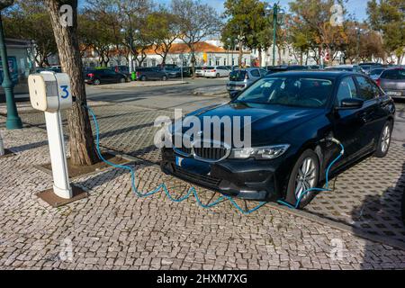 Faro, Portugal, Straßenszenen, Elektroauto parkt, wird angeklagt, BMW, Elektroautos laden vor dem Parkplatz, Stadtzentrum, Technologie Stockfoto