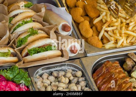 Schaufenster mit verschiedenen Fast Food auf dem Street Food Markt Stockfoto