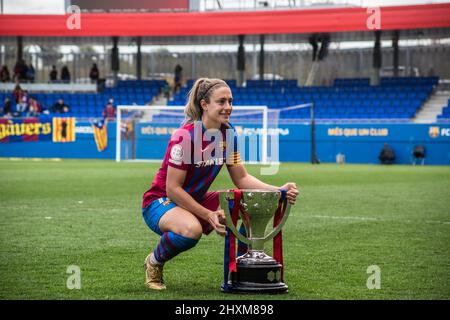 Barcelona, Katalonien. 13. März 2022. Alexia Putellas vom FC Barcelona feiert den Titel der LaLiga Iberdrola mit der Trophäe nach dem Primera Iberdrola-Spiel zwischen dem FC Barcelona Femeni und Real Madrid Femenino im Johan Cruyff Stadium.Endstand; FC Barcelona Femeni 5:0 Real Madrid Femenino (Bildquelle: © Thiago Prudencio/DAX via ZUMA Press Wire) Stockfoto