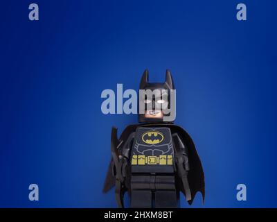 Tambow, Russische Föderation - 11. März 2022 Eine Lego Batman Minifigur, die auf blauem Hintergrund steht. Nahaufnahme. Stockfoto