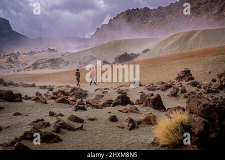 Touristen besuchen Las Minas de San Jose, die Minen von saint Joseph, im Teide Nationalpark, Teneriffa, Kanarische Inseln, Spanien Stockfoto