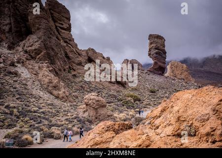 Rechts Roque Cinchado, in Los Roques de Garcia, vulkanische Felsformationen im Teide Nationalpark, Teneriffa, Kanarische Inseln, Spanien Stockfoto