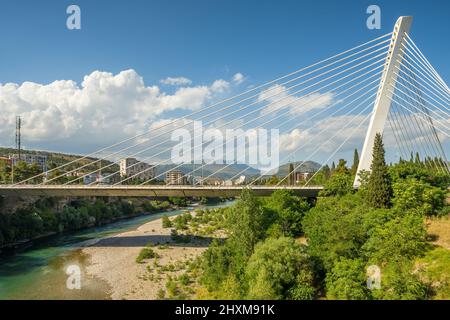 Millenium-Brücke über den Fluss Moraca in Podgorica, Montenegro Stockfoto