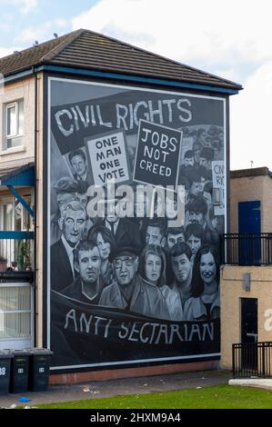 Ein Wandgemälde in Bogside, das die Ereignisse während der Unruhen in Nordirland darstellt, Free Derry Corner. Derry, Londonderry, Nordirland, Ulster, Großbritannien Stockfoto