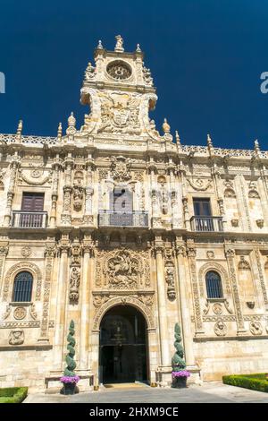 Blick auf die Fassade von Leon Paradore, Leon, Spanien Stockfoto