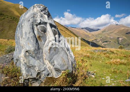 Steingesichter Skulpturen im Dorf Sno im Kaukasus, Georgien Stockfoto