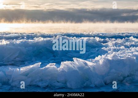 Natürlich angehäuftes Eis am Ufer des Lake Superior, in der Nähe von zwei Häfen, Minnesota, USA, von Dominique Braud/Dembinsky Photo Assoc Stockfoto