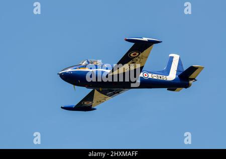 Hunting P-84 Jet Provost T.3A G-BWDS, früher XM424 im RAF-Dienst. Blau-weißer Zivilist, ehemaliges militärisches Düsenflugzeug. BAC Jet Provost fliegen Stockfoto