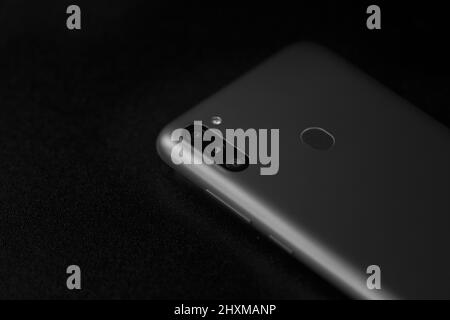 Selektiver Fokus auf der Rückseite des neuen Smartphones Samsung Galaxy M11 Dreifach-Kamera und Fingerabdrucksensor. Bukarest, Rumänien, 2021 Stockfoto