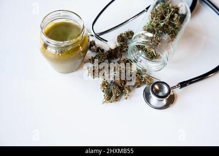 Medizinisches Marihuana und Öl y ein Glas. Stethoskop zu Medizin Konzept. Getrocknete mary Stockfoto