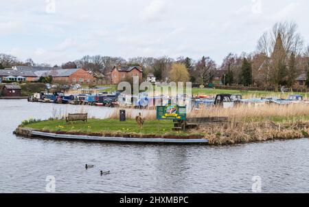 Enten schwimmen an der St Mary's Marina auf dem Leeds Liverpool Kanal in Rufford in Lancashire, gesehen im März 2022. Stockfoto