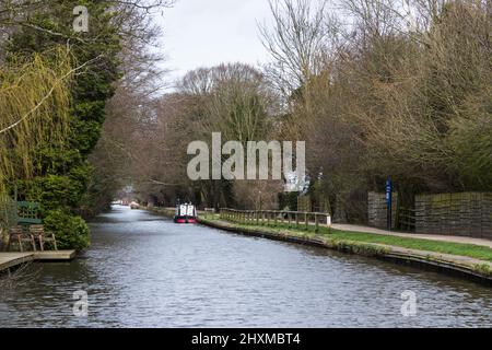 Towpath auf einer geraden Strecke des Leeds Liverpool Kanals in Rufford, aufgenommen im März 2022 in Lancashire. Stockfoto