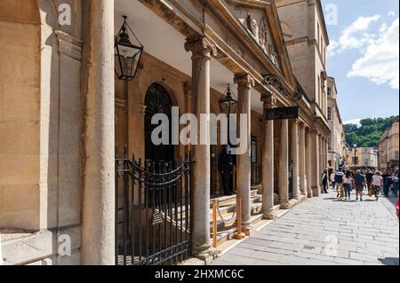 City of Bath, Großbritannien. 30-08-2020. Eingang zum Pumpenraum in restaurierten römischen Bädern. Stockfoto