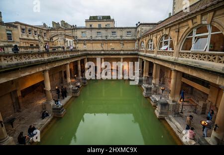 City of Bath, Großbritannien. 07-08-2021. Abendliche Besichtigung der restaurierten antiken römischen Bäder im Licht der Wandleuchter. Stockfoto